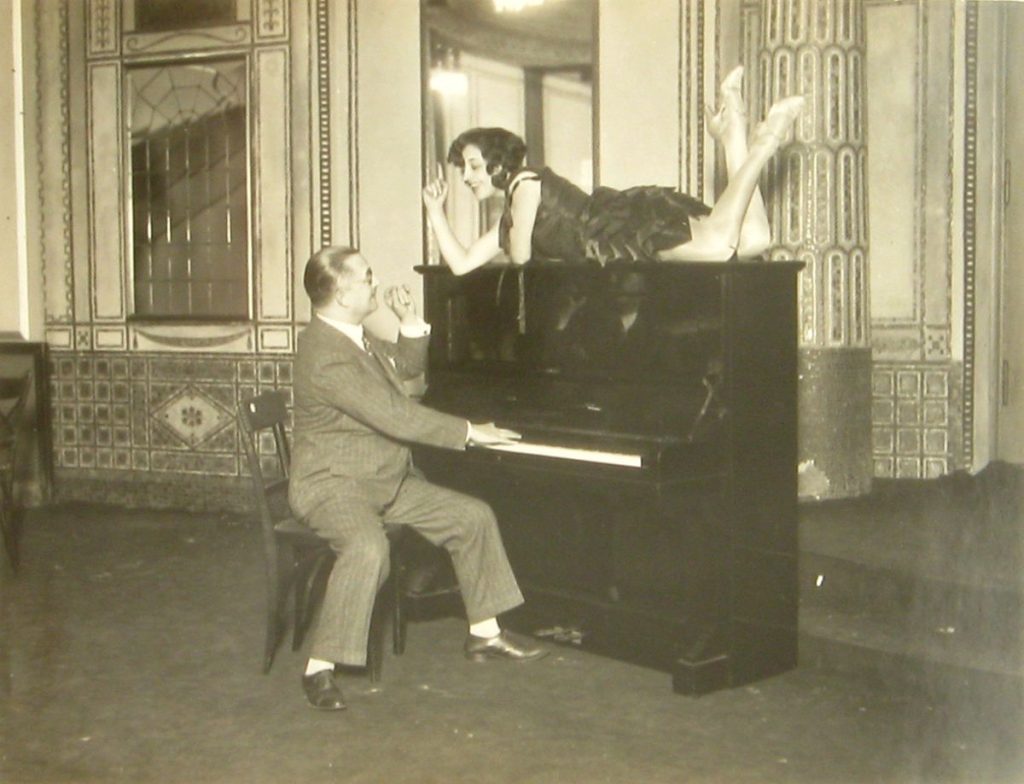 Martin Badekow, Walter Kollo mit Dame am Klavier, 1920–1930, © Staatliche Museen zu Berlin, Kunstbibliothek / Martin Badekow