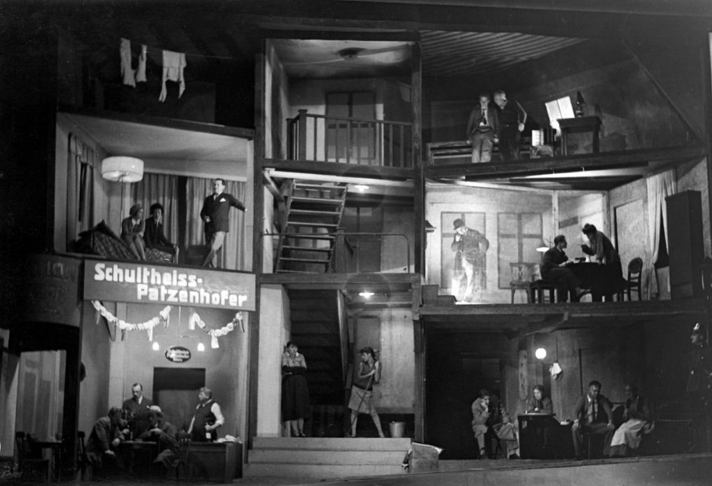 Press-Photo-Dienst Schmidt, Menschen wie Du und Ich, von Alfred Hermann Unger, Deutsches Volkstheater Berlin 1929, Regie: Joachim von Ostau, Bühne: Traugott Müller, Szenenfotografie mit Ruth Albu, Frigga Braut, Tony van Eyck, Annemarie Hase, Ernst Guggenheimer, Franz Schafheitlein und Paul Pruegel, © bpk / Press-Photo-Dienst Schmidt