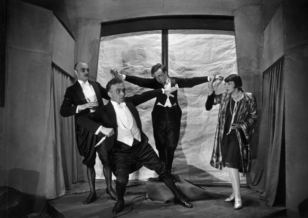 Press-Photo-Dienst Schmidt, Das unsichtbare Mädchen, von Hans Kafka, Allan Gray (Musik), Neues Theater am Zoo 1927, Regie: Karl HorbachBühne: Demosthenes Matsoukis, Szenenfotografie mit Rudolf Koch, Wolfgang Dohnberg und Friedel Ehrlich, © bpk / Press-Photo-Dienst Schmidt