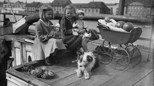 Willy Römer, „Auch an Bord gibt es wie auf dem Land Puppenmütter“, 1932 (Detail) © bpk / Staatliche Museen zu Berlin, Kunstbibliothek / Photothek Willy Römer