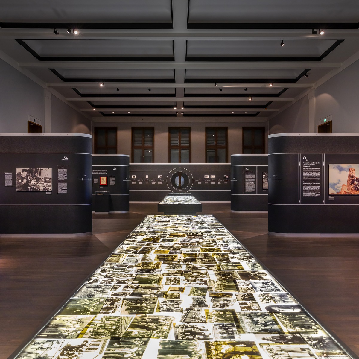 Flashes of Memory. Fotografie im Holocaust, Ausstellungsansicht Museum für Fotografie 2023, © Staatliche Museen zu Berlin / David von Becker
