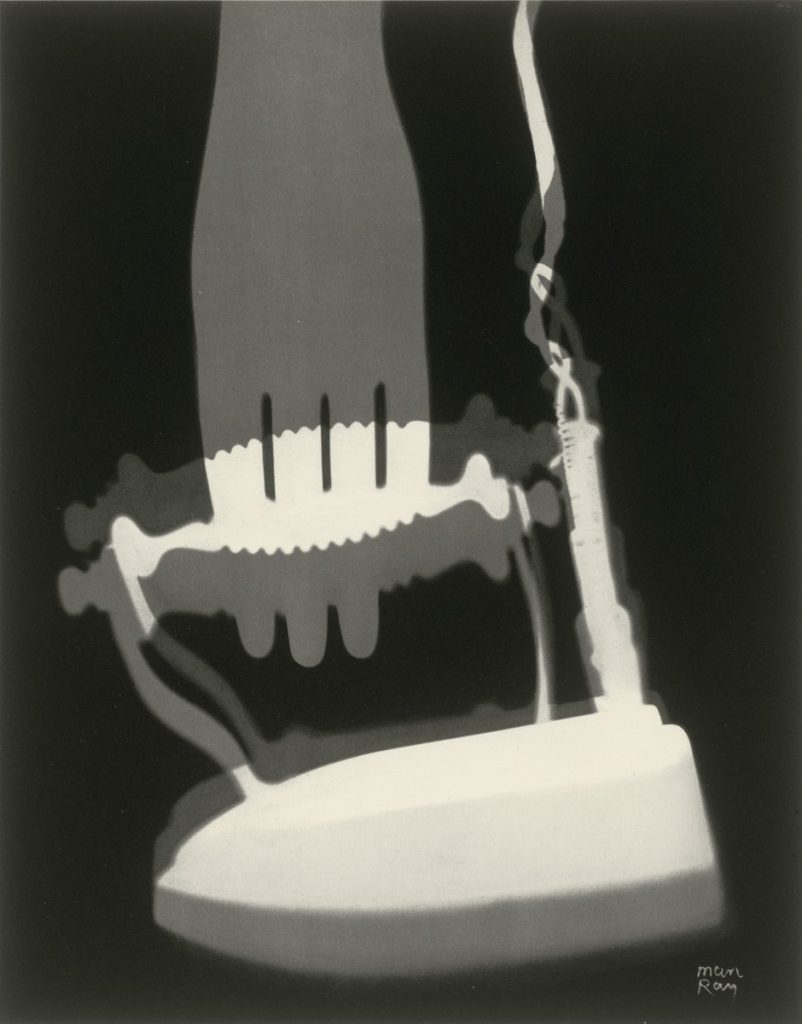 Man Ray: Ohne Titel, aus: Électricité, 1931. Heliogravüre nach Fotogramm, 38,8 x 29,3 cm, Kunstbibliothek – Staatliche Museen zu Berlin © Man Ray Trust / VG Bild-Kunst, Bonn 2024; Repro: Dietmar Katz