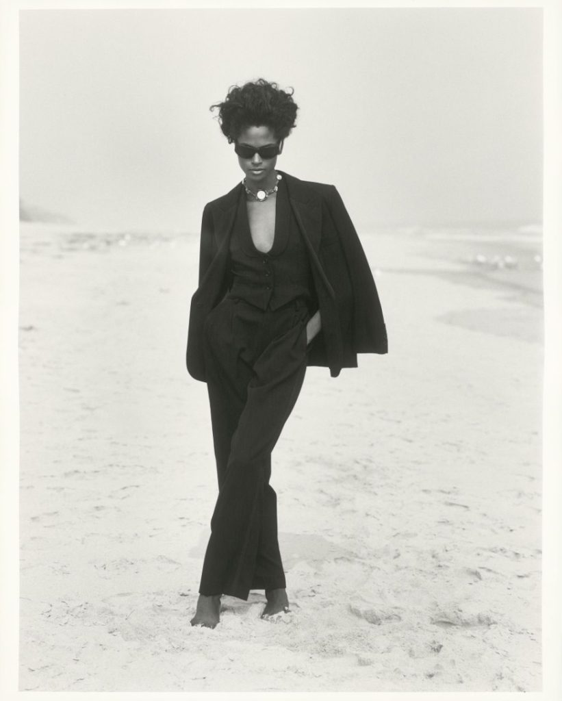 Rico Puhlmann, Karen Alexander in schwarzem Hosenanzug mit Weste aus Wolle von Yves Saint Laurent Rive Gauche, Gurney’s Inn Resort & Spa (Long Island, New York), 1991, Silbergelatinepapier, 50,3 x 40,5 cm, © Rico Puhlmann Archive (veröffentlicht in „Tux Deluxe“, Harper’s Bazaar, Nr. 3359, November 1991)