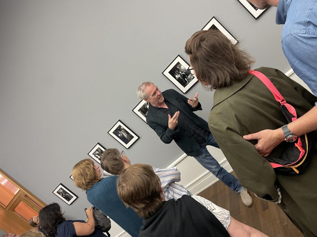 Matthias Harder führt durch die Ausstellung "Berlin, Berlin. 20 Jahre Helmut Newton Stiftung", (c) Wilhelm Hartung