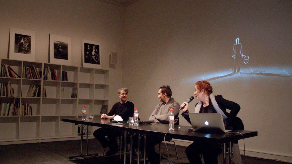 "Was sehen wir, wenn wir Theaterfotos sehen?" Podiumsgespräch mit Manuela Reichart, Simon Strauß und Jens Harzer Foto: Thomas Ladenburger
