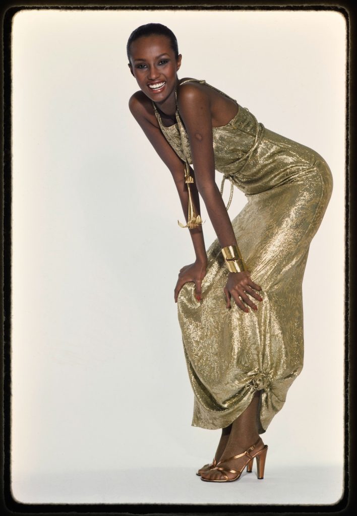 Rico Puhlmann, Iman Abdulmajid mit Kleid aus Gold-auf-Gold-Lamé-Brokat mit Kordeln von Mary McFadden, 1977, Farbdiapositiv, 24 x 36 mm© Rico Puhlmann Archive (veröffentlicht in „Gold is News“, Fashions of The Times, August 28, 1977)