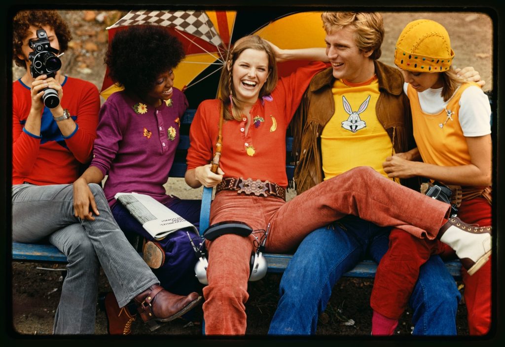 Rico Puhlmann, T-Shirts aus Baumwollstrick von Elaine Post Ltd. und Knitquake, 1971, Farbdiapositiv, 24 x 36 mm, © Rico Puhlmann Archive (veröffentlicht in „T-Shirts Illustrated“, Glamour (USA), Nr. 6, February 1971)