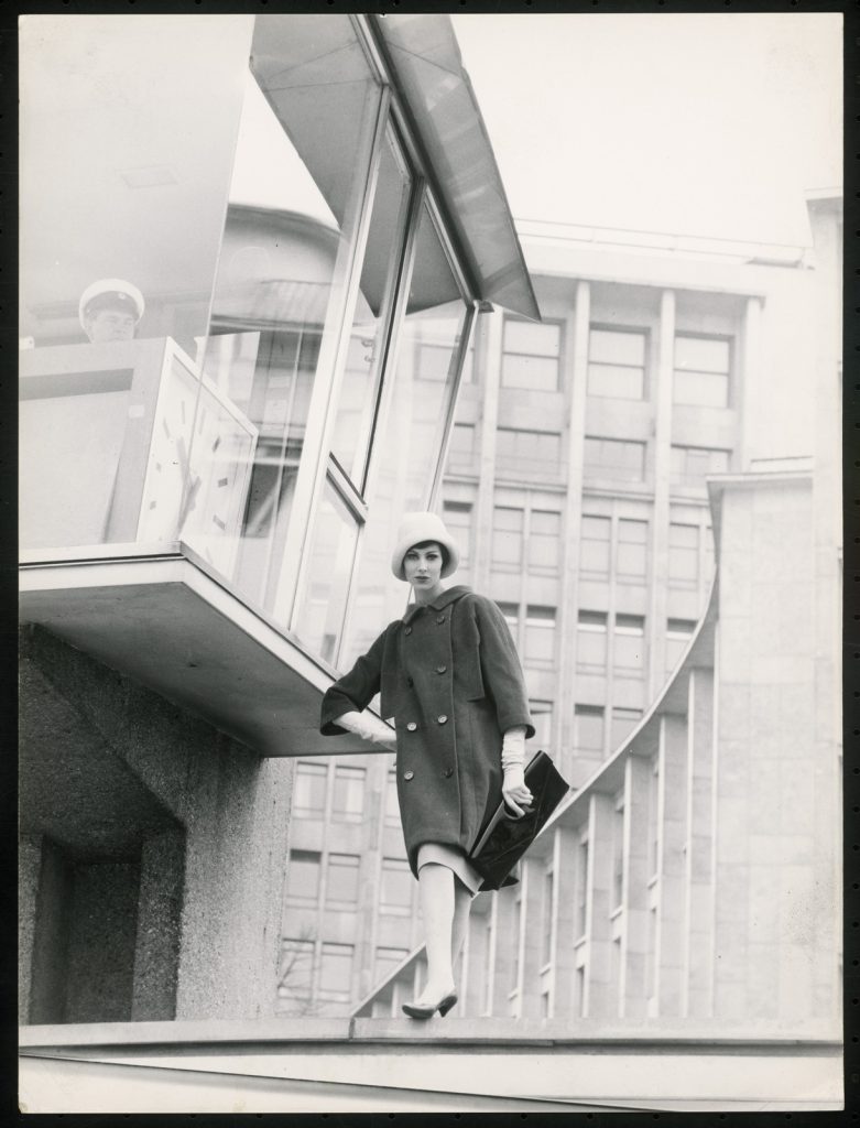 Rico Puhlmann, Roter Mantel von Lindenstaedt & Brettschneider, Kurfürstendamm (West-Berlin) 1961, Silbergelatinepapier, 40 x 30,1 cm, © Rico Puhlmann Archive (veröffentlicht in „Vogue Europe“, Vogue (FRA), Février 1961)