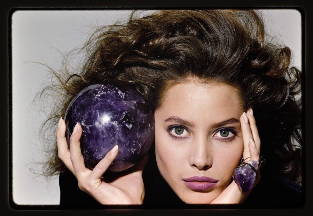 Rico Puhlmann, Christy Turlington mit Amethyst und einer Halskette von Stephen Dweck, Farbdiapositiv, 24 x 36 mm, © Rico Puhlmann Archive (veröffentlicht in „Romancing The Stones“, Harper’s Bazaar, Nr. 3314, January 1988)