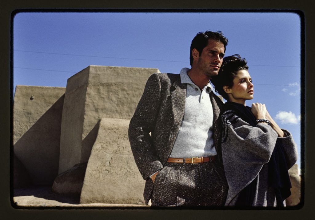 Rico Puhlmann, Erdfarbener Anzug aus Wolltweed von Paul Smith, Wollhemd im Polostil von Bill Ditford Design, Kleid von Adrienne Vittadini, New Mexico Museum of Art (Santa Fe), 1983, Farbdiapositiv, 24 x 36 mm (Reproduktion), © Rico Puhlmann Archive (veröffentlicht in „The Riches of Fall“, GQ / Gentlemen’s Quarterly, Nr. 8, August 1983)