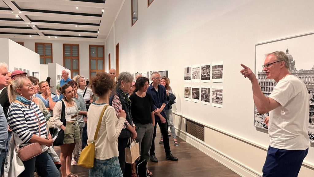 Michael Wesely führt durch seine Ausstellung, (c) August Haverkamp