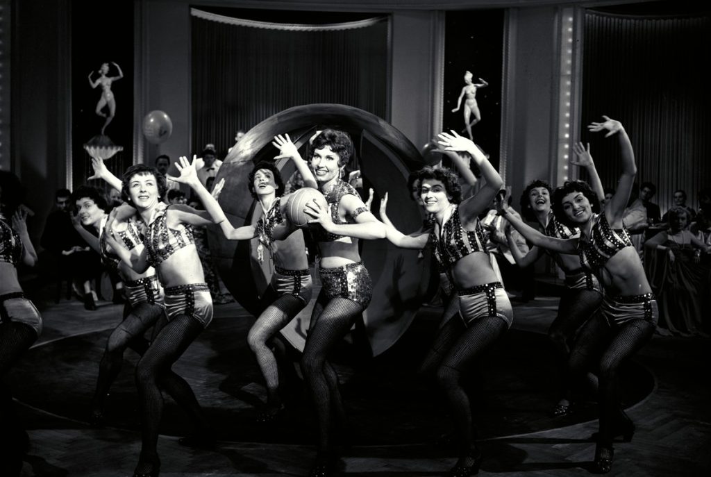 Tanz mit Fußball aus dem Film ‘A Csodacsatár’, 1956, © Gábor Kovács / National Széchényi Library / CC BY-NC-SA