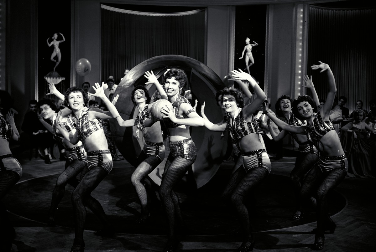 Tanz mit Fußball aus dem Film ‘A Csodacsatár’, 1956, © Gábor Kovács / National Széchényi Library / CC BY-NC-SA