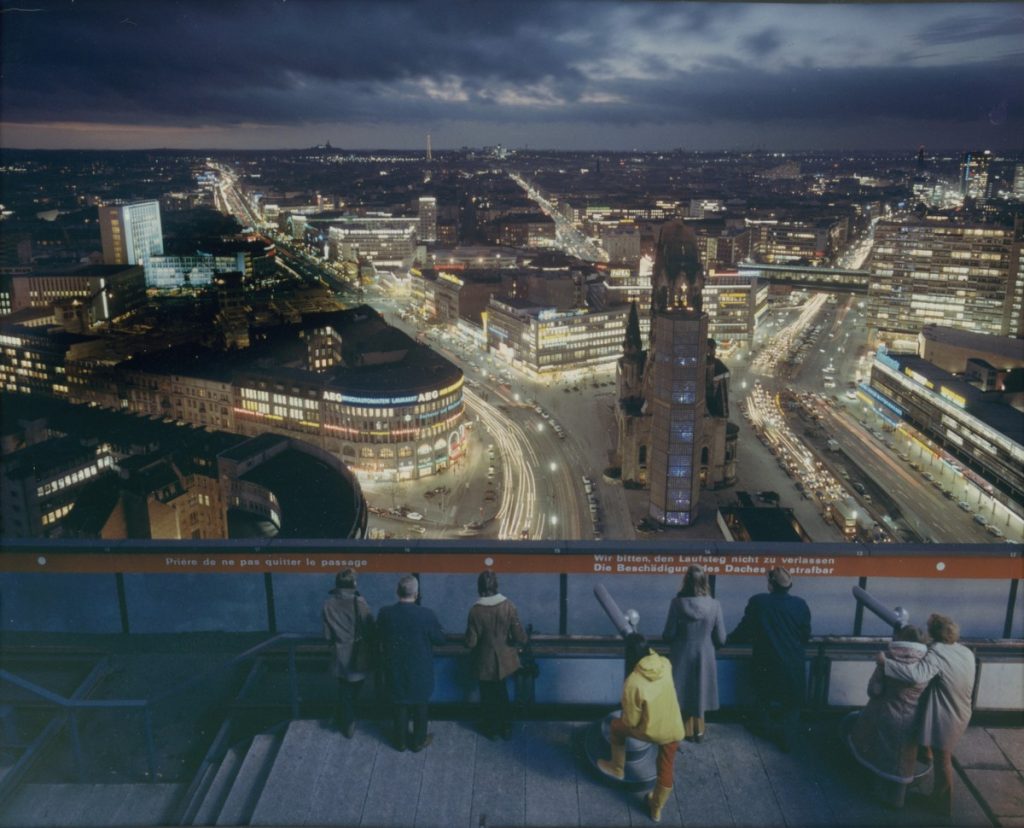 Ludwig Windstosser: Blick vom I-Punkt Berlin auf die Innenstadt mit Kaiser-Wilhelm-Gedächtniskirche, um 1971, Farbpapier, © Staatliche Museen zu Berlin, Kunstbibliothek / Ludwig Windstosser