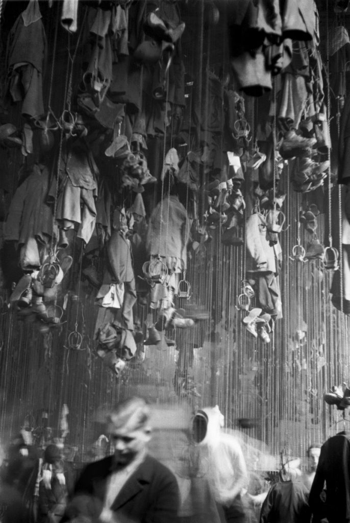 Waschkaue der Bergarbeiter, deren Kleidung an der Decke befestigt ist, Ruhrgebiet, ca. 1950, © United Archives / Erich Andres