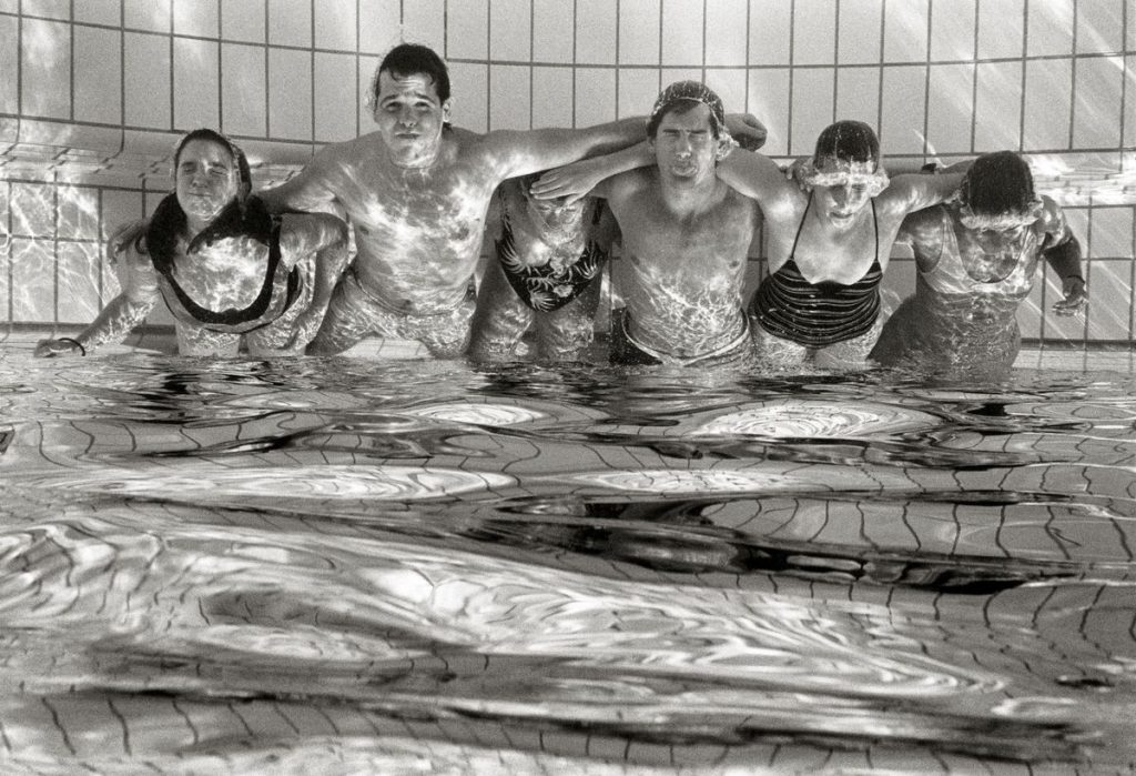 Hans-Christian Adam, Unterwasser-Gruppenportrait, aus der Serie „Schwimmer“, Vigaun bei Hallein, Salzburg, 1985, Silbergelatinepapier, Leihgabe des Künstlers, © Hans Christian Adam