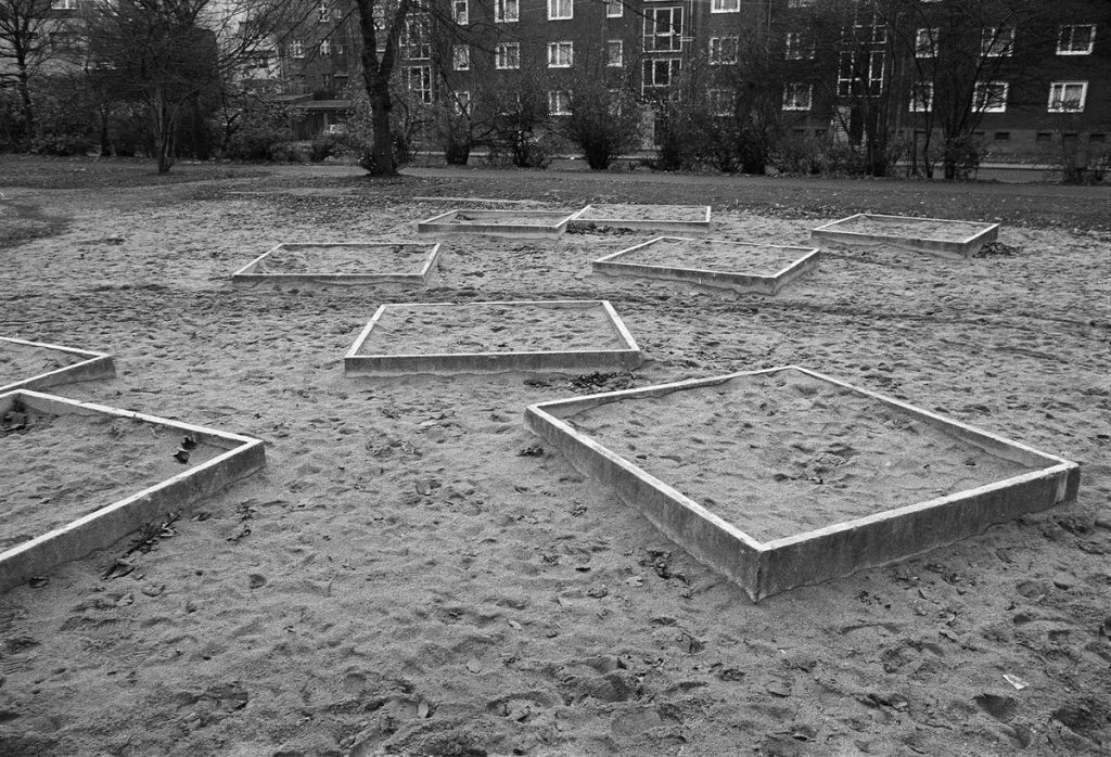 Petra Wittmar, aus der Serie „Spielplätze“, 1979, Silbergelatinepapier, Museum für Kunst und Gewerbe Hamburg, © Petra Wittmar