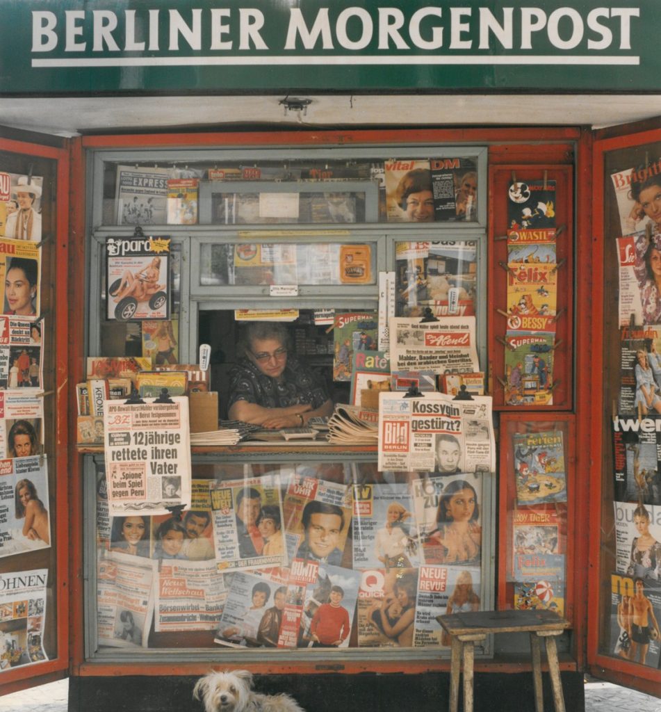 Ludwig Windstosser: Zeitungsfrau, 1970, Farbpapier, © Staatliche Museen zu Berlin, Kunstbibliothek / Ludwig Windstosser