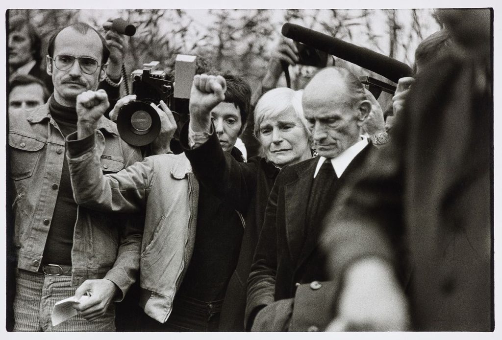 Angela Neuke, Begräbnis Baader, Ensslin, Raspe, 1977, Silbergelatinepapier, LVR Landesmuseum Bonn, © L. Lutz, 2020