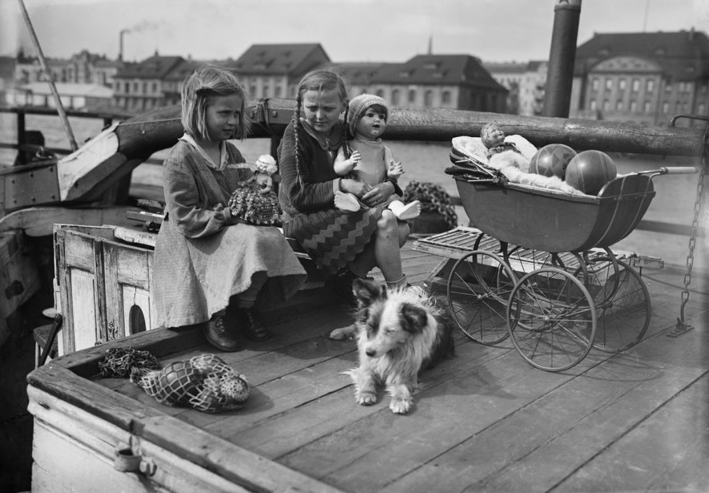 Willy Römer, „Auch an Bord gibt es wie auf dem Land Puppenmütter“, 1932 (Detail) © bpk / Staatliche Museen zu Berlin, Kunstbibliothek / Photothek Willy Römer