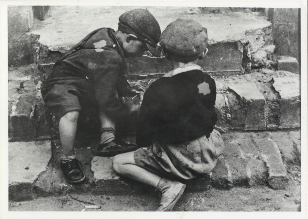 Mendel Grossman, Kinder auf einer Straße im Ghetto Łódź, o.J., © Yad Vashem Archives