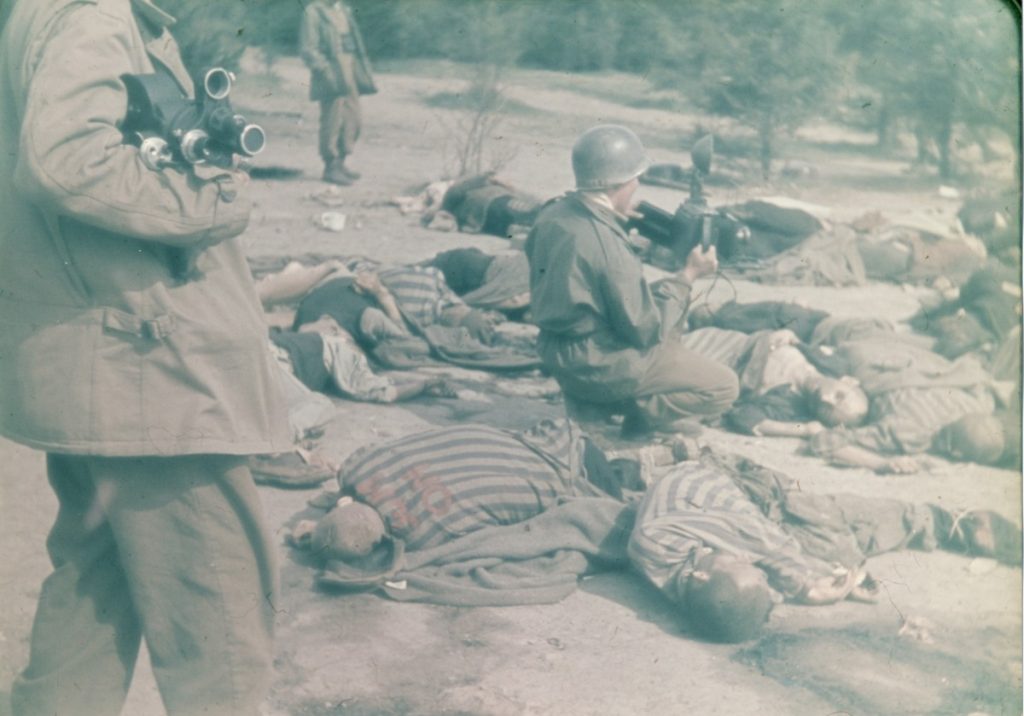 Kameramann und Fotograf der US-Armee nach der Befreiung des Konzentrationslagers Ohrdruf im April 1945, © Yad Vashem Archives