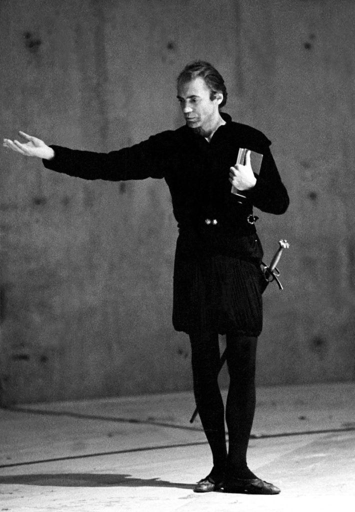 Hamlet von William Shakespeare, Schaubühne am Lehniner Platz Berlin 1982, Regie: Klaus Michael Grüber, Bühne: Gilles Aillaud, Hamlet: Bruno Ganz, © Ruth Walz