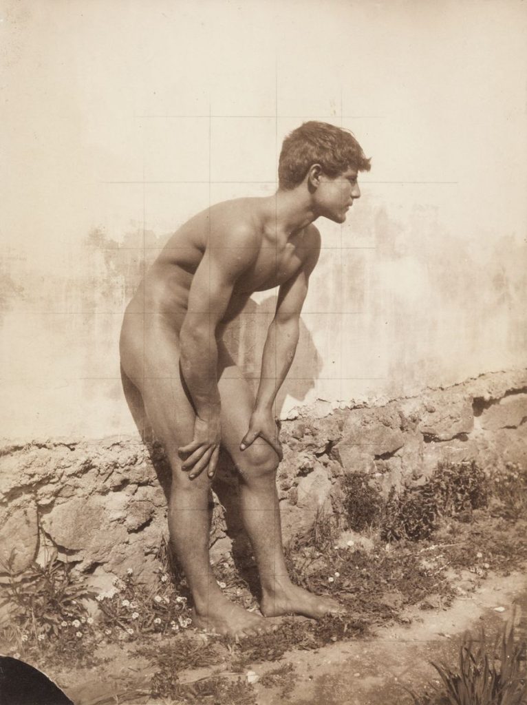 Wilhelm von Gloeden (1856-1931), Männlicher Akt mit Quadraturnetz, Taormina, um 1890, Albuminpapier, © Archiv der Universität der Künste, Berlin