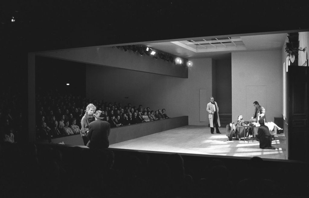 Die Zeit und das Zimmer von Botho Strauß, Schaubühne am Lehniner Platz Berlin 1989, Regie: Luc Bondy, Bühne: Richard Peduzzi, Marie Steuber: Libgart Schwarz, Der Mann im Wintermantel: Werner Rehm, Der Mann ohne Uhr: Michael König, Olaf: Udo Samel, Julius: Peter Simonischek, Die Ungeduldige: Tina Engel, © Ruth Walz