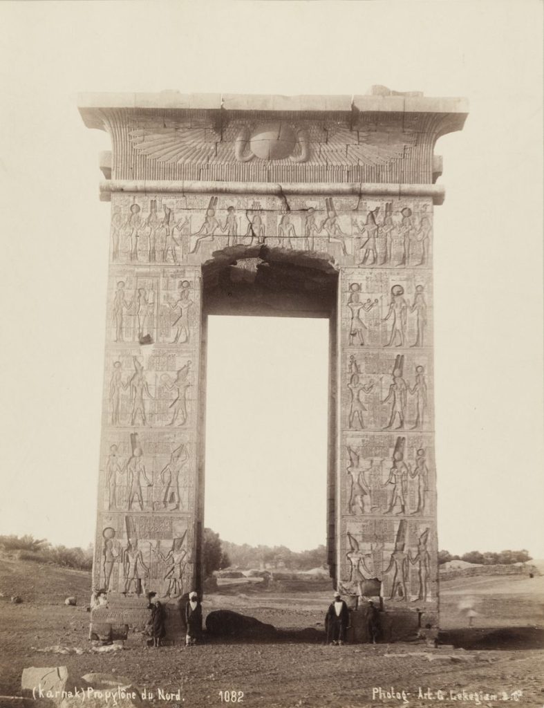 Gabriel Lekegian (1853-ca. 1920), Tempelanlagen in Karnak, Nordtor, Ägypten, 1880, Albuminpapier, © Archiv der Universität der Künste, Berlin
