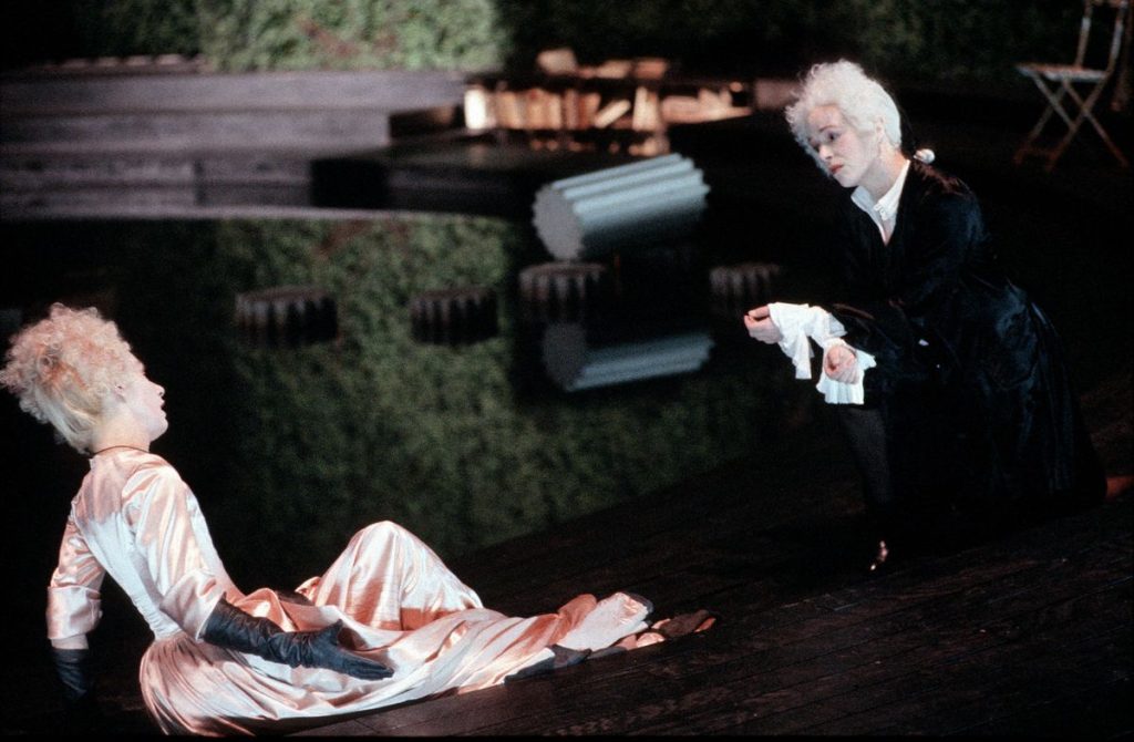 Triumph der Liebe von Pierre Carlet de Marivaux, Schaubühne am Lehniner Platz Berlin 1985, Regie: Luc Bondy, Bühne: Karl-Ernst Herrmann, Leontine: Libgart Schwarz, Phokion: Jutta Lampe, © Ruth Walz