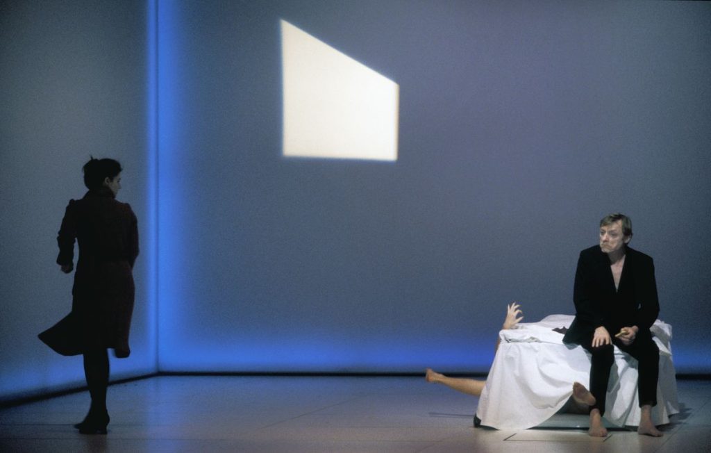 Der Kuss des Vergessens von Botho Strauß, Schauspielhaus Zürich 1998, Regie: Matthias Hartmann, Bühne: Karl-Ernst Herrmann, Ricarda: Anne Tismer, Herr Jelke: Otto Sander, © Ruth Walz