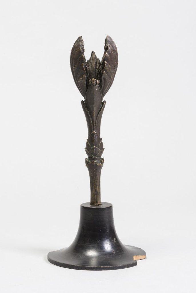 Karl Blossfeldt für Moritz Meurer, Ahorn: Stängel mit Tragblatt Acer, 1892, Bronze nach modellierter Vergrößerung auf Holzsockel, (fotografiert von Markus Hilbich), © Archiv der Universität der Künste, Berlin