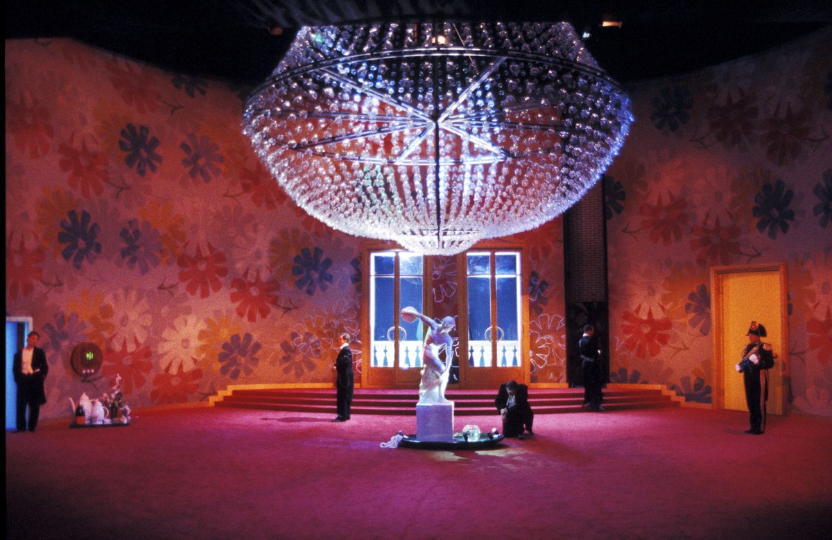 Splendid‘s von Jean Genet, Schaubühne am Lehniner Platz Berlin 1994, Regie: Klaus Michael Grüber, Bühne: Eduardo Arroyo, Bravo: Wolfgang Michael, Jean: Sylvester Groth, Scott: Peter Simonischek, Pierrot: Ulrich Matthes, Der Polizist: Thomas Thieme, © Ruth Walz