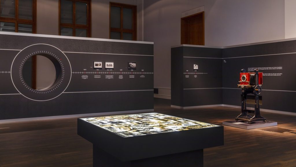 Flashes of Memory. Fotografie im Holocaust, Ausstellungsansicht Museum für Fotografie 2023, © Staatliche Museen zu Berlin / David von Becker