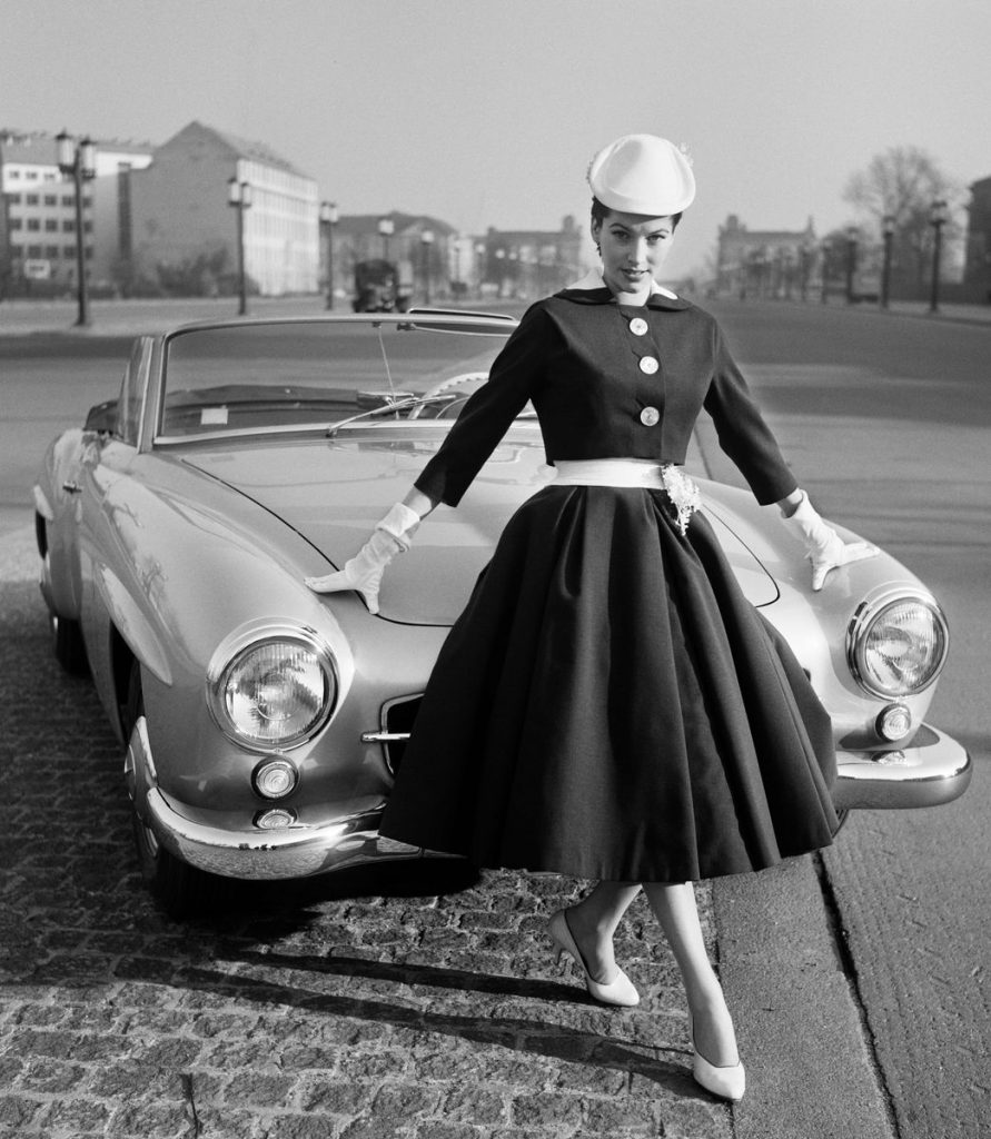 F.C. Gundlach: Die Modelinie von Staebe-Seger. Püppi Döhler auf der Bismarckstraße (Straße des 17. Juni), Berlin 1956 © Stiftung F.C. Gundlach