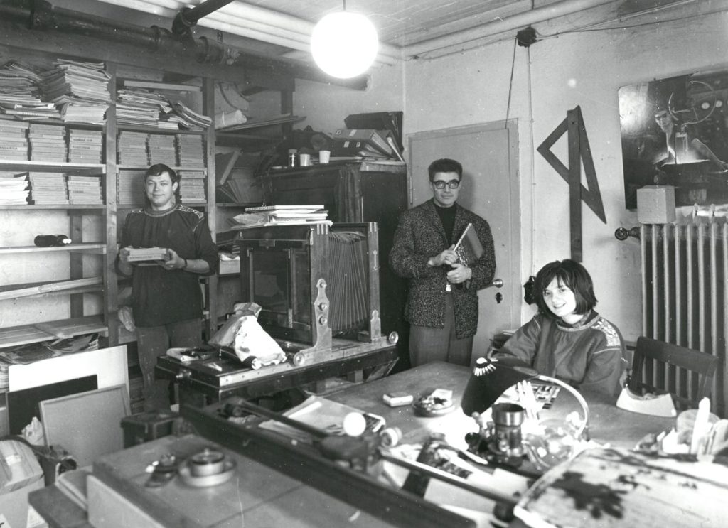 Ingrid Windstosser: Ludwig Windstosser mit Assistentin Heide Schmidt und Assistent Rolf Schmidt im Labor, 1964