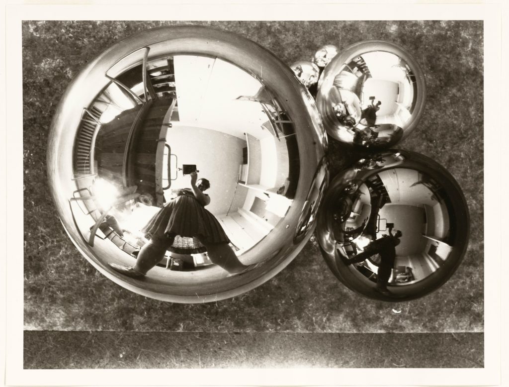 Marianne Brandt, Selbstporträt mit Kamera im Atelier in der Kugel gespiegelt, Bauhaus Dessau, um 1928 - 1929, Bauhaus-Archiv Berlin © VG Bild-Kunst, Bonn 2026