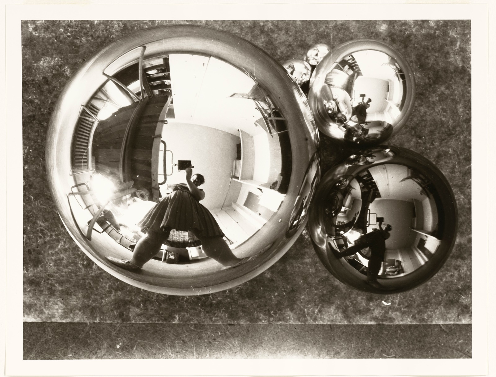 Marianne Brandt, Selbstporträt mit Kamera im Atelier in der Kugel gespiegelt, Bauhaus Dessau, um 1928 - 1929, Bauhaus-Archiv Berlin © VG Bild-Kunst, Bonn 2026